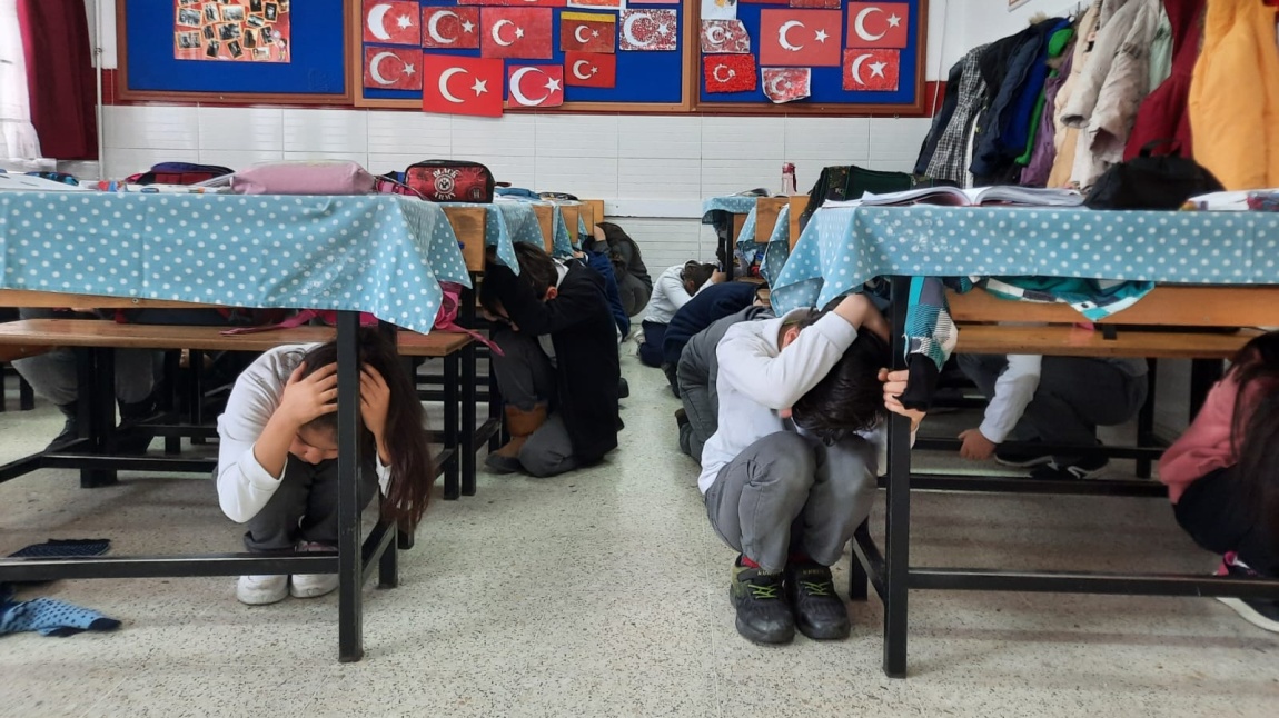 Tüm Türkiye'de eş zamanlı yapılan Deprem Tahliye Tatbikatı okulumuzda  uygulandı